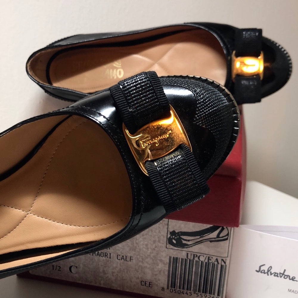 Salvatore Ferragamo • black • size 7.5  •••Flats